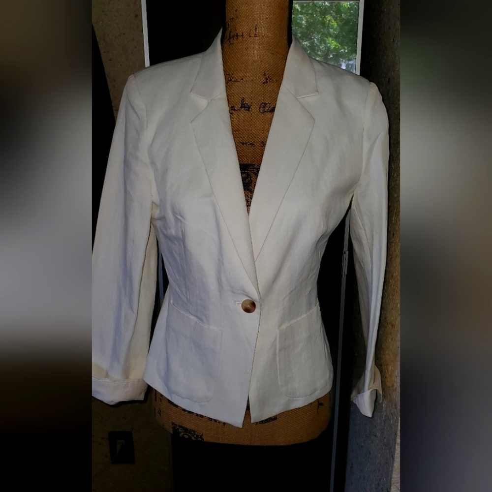 Stylish White Jacket - image 1